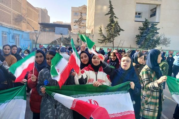 نواختن زنگ انقلاب در دبیرستان شهید محمدکاظم موسوی ناحیه ۲ کرج و شهرستان فردیس 