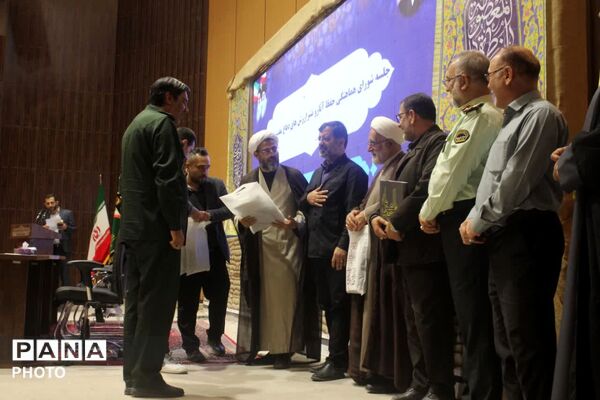 رونمایی از نخستین جلد دانشنامه دفاع مقدس استان قم