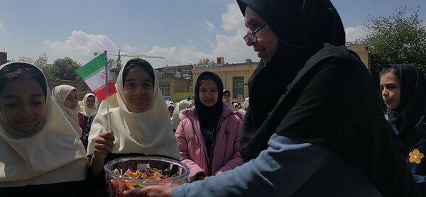 شادی دانش‌آموزان دبستان شهید خلیل طهماسبی مشهد در تحقق وعده صادق