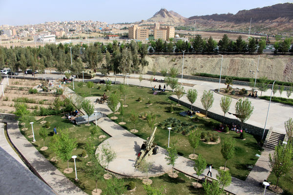 حضور گردشگران روز طبیعت در محوطه باغ‌موزه دفاع مقدس قم