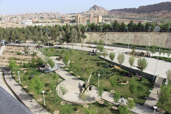 حضور گردشگران روز طبیعت در محوطه باغ‌موزه دفاع مقدس قم