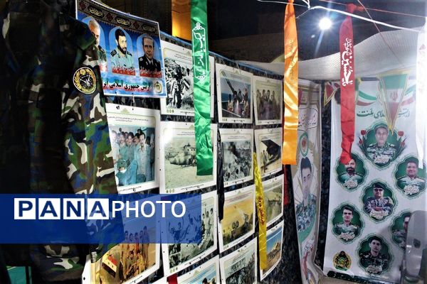 استقبال نوجوانان از غرفه‌های یادواره شهدای مسجد جامع قم