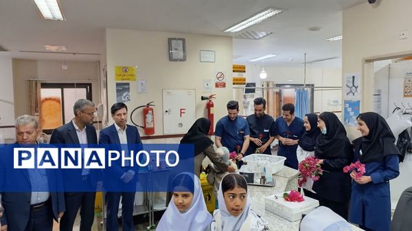 اهدای گل توسط دانش‌آموزان به پرستاران به مناسبت روز پرستار 