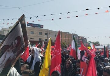 پذیرایی مردم نظرآباد از زائرانی که برای تشییع رهبر شهید به تهران می‌روند