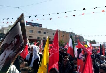 پذیرایی مردم نظرآباد از زائرانی که برای تشییع رهبر شهید به تهران می‌روند