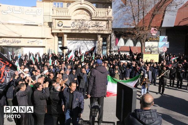 تجمع خودجوش مردم و فرهنگیان عزادار شهرستان فیروزکوه در سوگ شهادت امام خامنه‌ای 