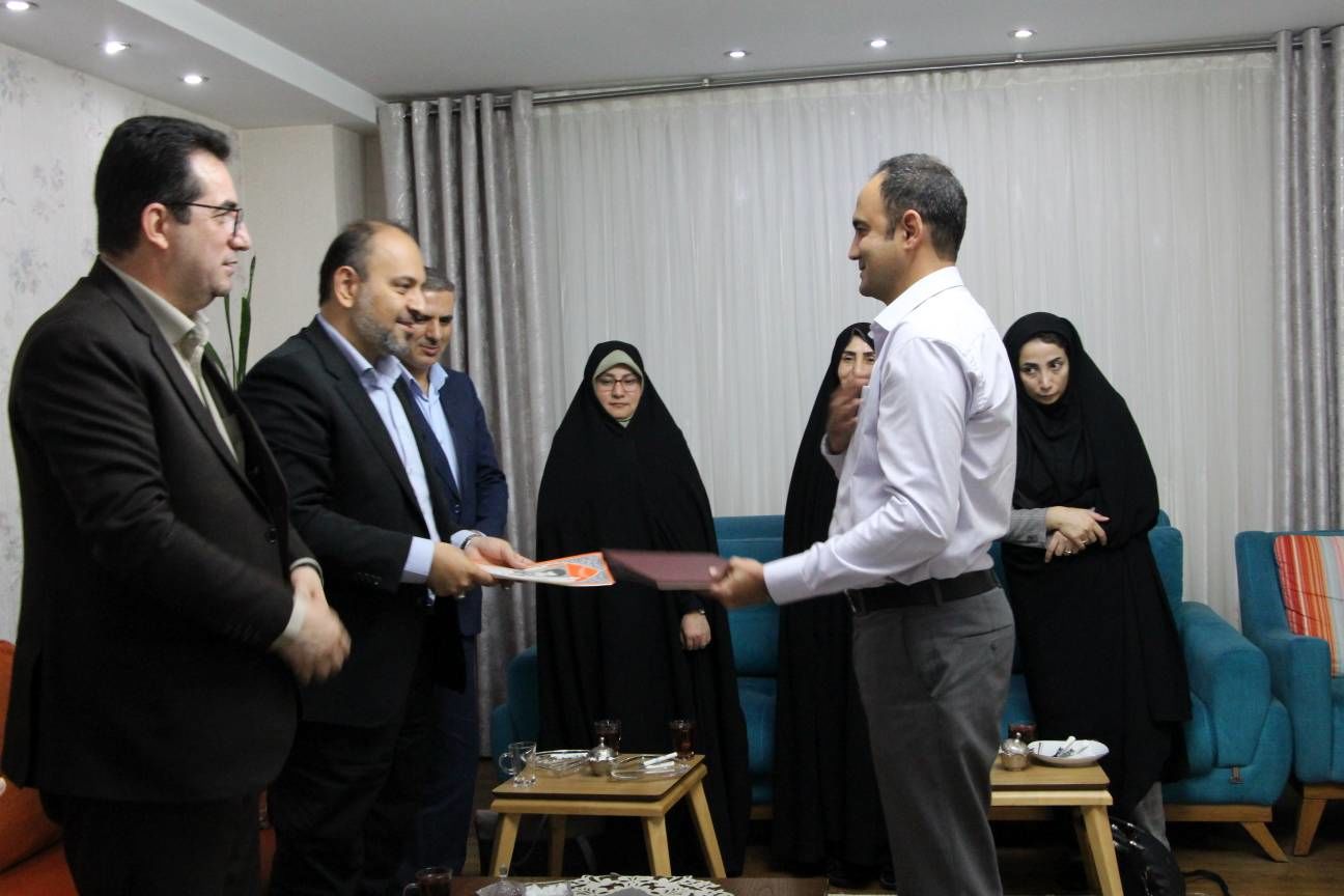 دیدار معاون پرورشی و فرهنگی وزیر آموزش و پرورش با خانواده «معلم شهید عبدالله برزگر»