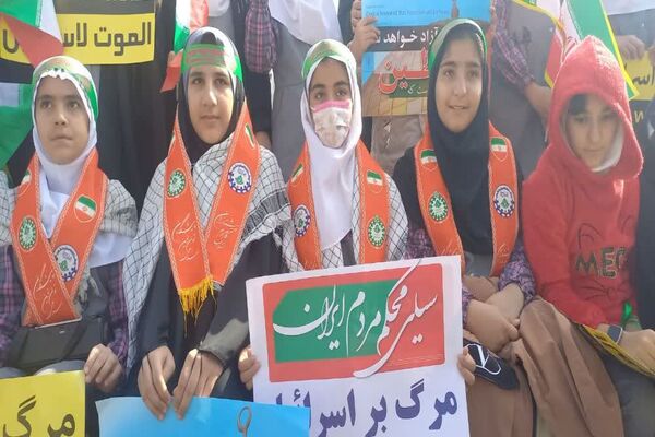 حضور پرشور دانش‌آموزان پیشتاز یاسوجی در یوم‌الله ۱۳ آبان