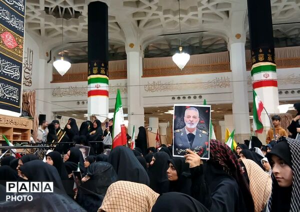 وداع با پیکر شهید امیر سرلشکر سید عبدالرحیم موسوی در حرم بانوی کرامت