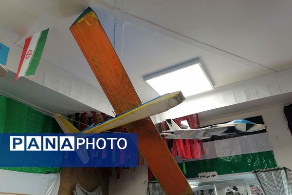 افتتاحیه نمایشگاه «مدرسه انقلاب» در مدرسه شهید شرافت بهارستان‌دو