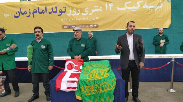 کیک ۱۴ متری در اجتماع مردمی به مناسبت تولد امام عصر در غرب مشهد