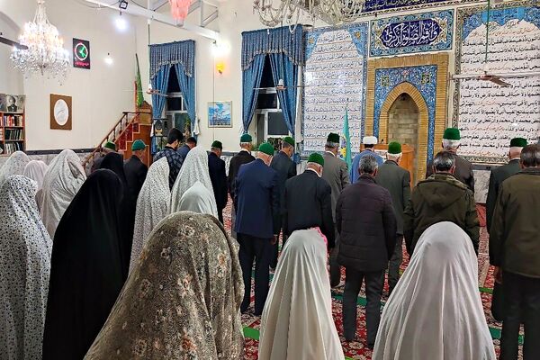 اقامه نماز جماعت باحضور معتکفین در مسجد جامع شهر بار نیشابور 