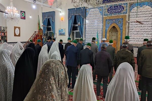 اقامه نماز جماعت باحضور معتکفین در مسجد جامع شهر بار نیشابور 