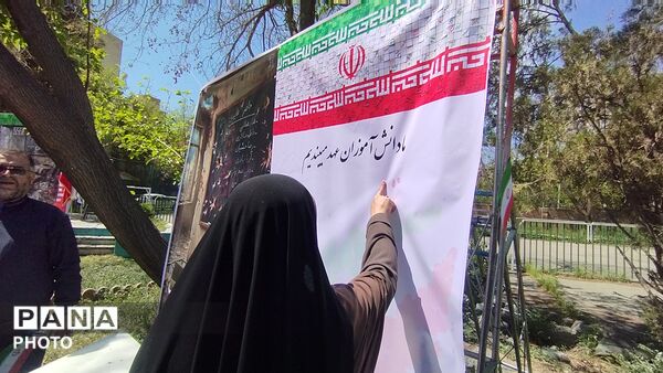 حضور فرهنگیان و دانش‌آموزان منطقه ۱۰ در مراسم چهلم شهدای دانش‌آموز شهر میناب