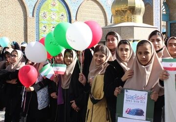 فریاد بصیرت دانش‌آموزان پیشوا در روز استکبارستیزی