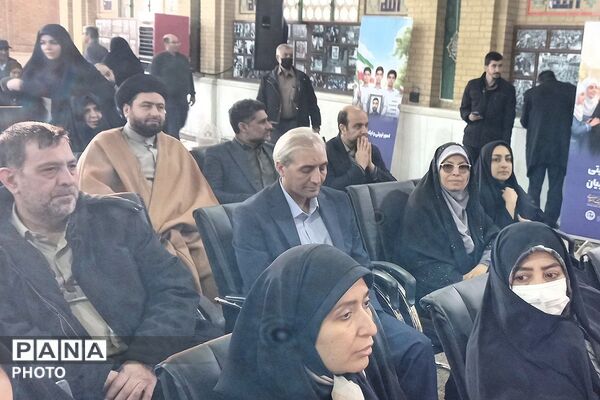 غبار روبی مزار شهیدان رجایی و باهنر با حضور وزیر آموزش و پرورش 