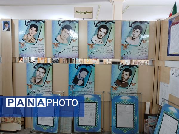 بازدید دانش‌آموزان از نمایشگاه دفاع مقدس واقع در مقبره شهدای گمنام شهرستان ورامین