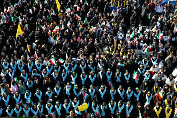 دانش آموزان و مسئولین در کنار یکدیگر، روز دانش‌آموز را رقم زدند