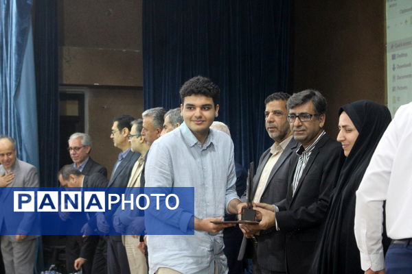 تجلیل از برگزیدگان دبیرستان شهید بهشتی شهرستان بوشهر (2)