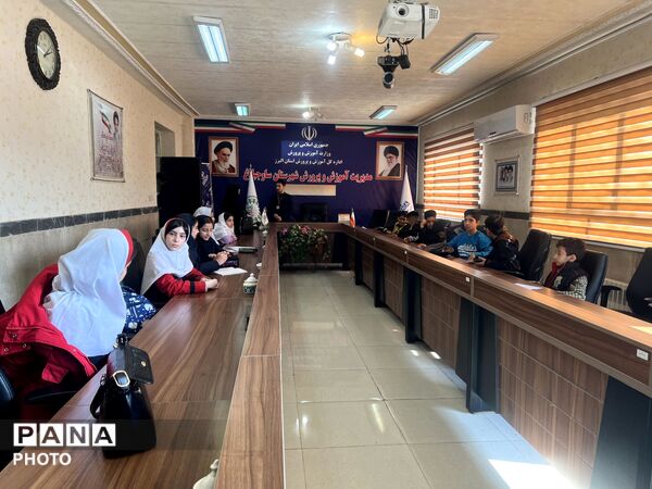 اولین جلسه آموزش خبرنگاری برای دانش‌آموزان پانا در هشتگرد 