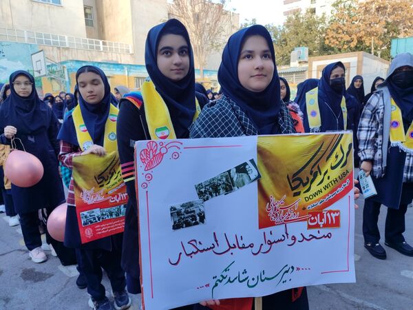 دانش آموزان شاهد تکتم ناحیه۳ ،پرچمداران راهپیمایی ۱۳ آبان