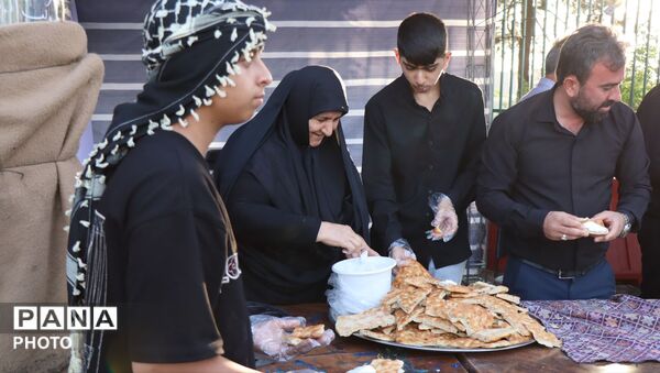 خدمت به زائران آقای شهید ایران 