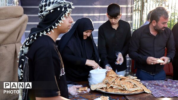 خدمت به زائران آقای شهید ایران 