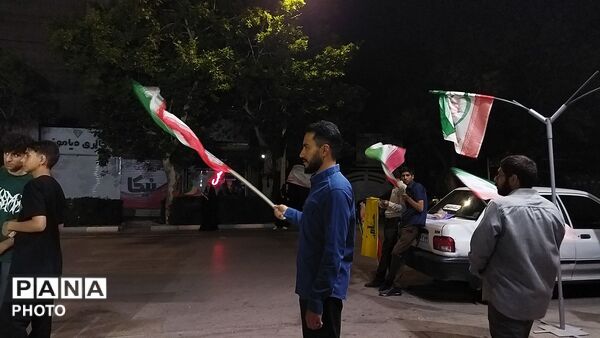 گذری بر اجتماع مردمی روبه روی دبیرستان نمونه فاطمه زهرا در نود و چهارمین شب 