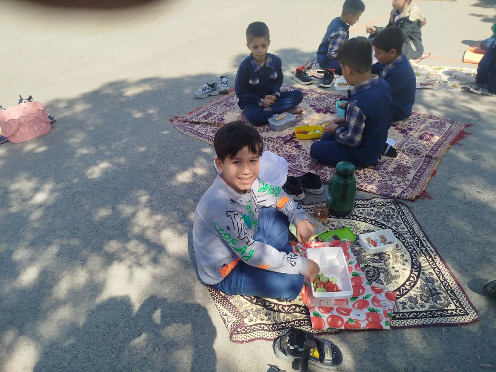 صبحانه سلامت در مدرسه پسرانه مبین شیروان
