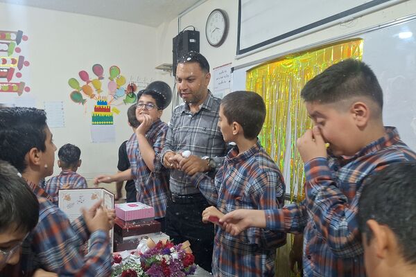 معلم مشعل دانش و چراغ هدایت است