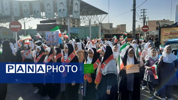 راهپیمایی پرشور دانش آموزان ساوجی در یوم الله ۱۳ آبان