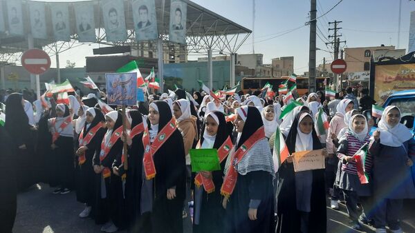 راهپیمایی پرشور دانش آموزان ساوجی در یوم الله ۱۳ آبان