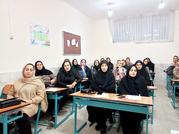 اولین جلسه انجمن اولیا دبستان سمیه کاشمر