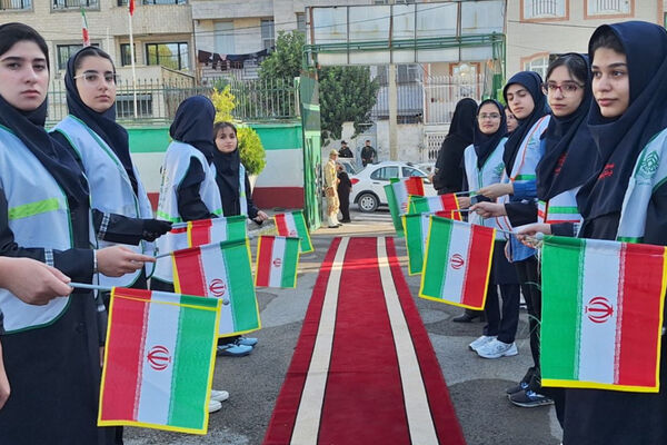 آیین نواختن زنگ مهر در دبیرستان فرزانگان کرمانشاه 