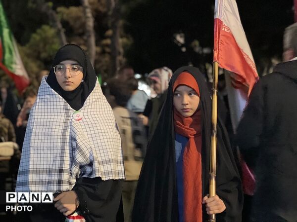 حضور دختران انقلابی در چهل و نهمین شب بیعت با رهبری