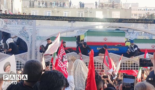 بدرقه باشکوه رهبر شهید در مشهد مقدس در جوار حرم مطهر رضوی