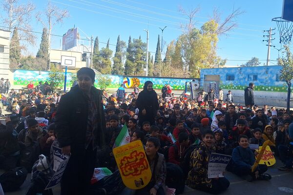 شادی دانش‌آموزان معارف ۶ در جشن پیروزی انقلاب 