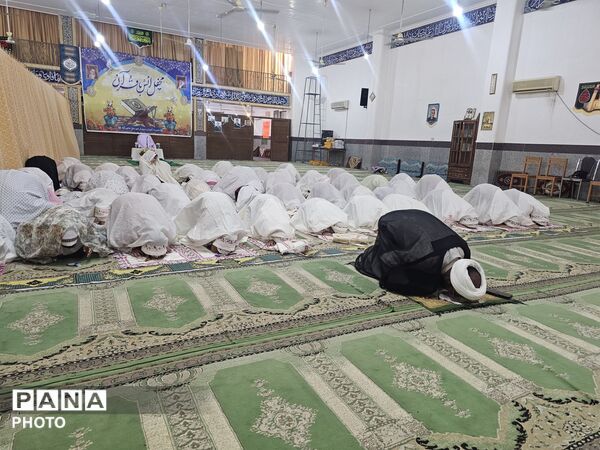 طنین زنگ نماز و عطر آیات قرآن در محفل انس با قرآن