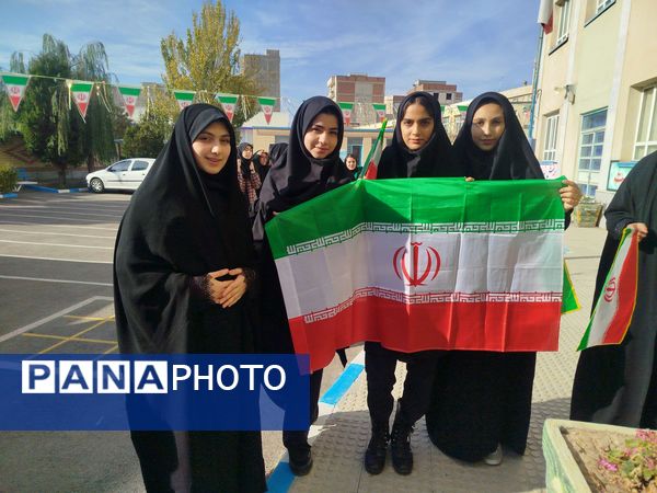 حضور پرشور دانش‌آموزان دبیرستان هیئت امنایی معراج اردبیل در راهپیمایی روز ۱۳ آبان ماه