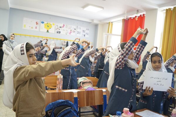 آموزش بهداشت دهان و دندان در مدرسه شهدای ۱۵ خرداد