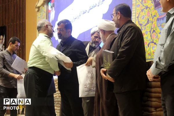 رونمایی از نخستین جلد دانشنامه دفاع مقدس استان قم