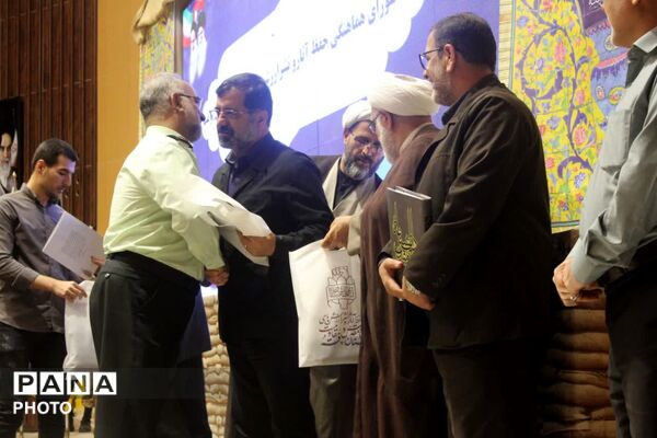 رونمایی از نخستین جلد دانشنامه دفاع مقدس استان قم