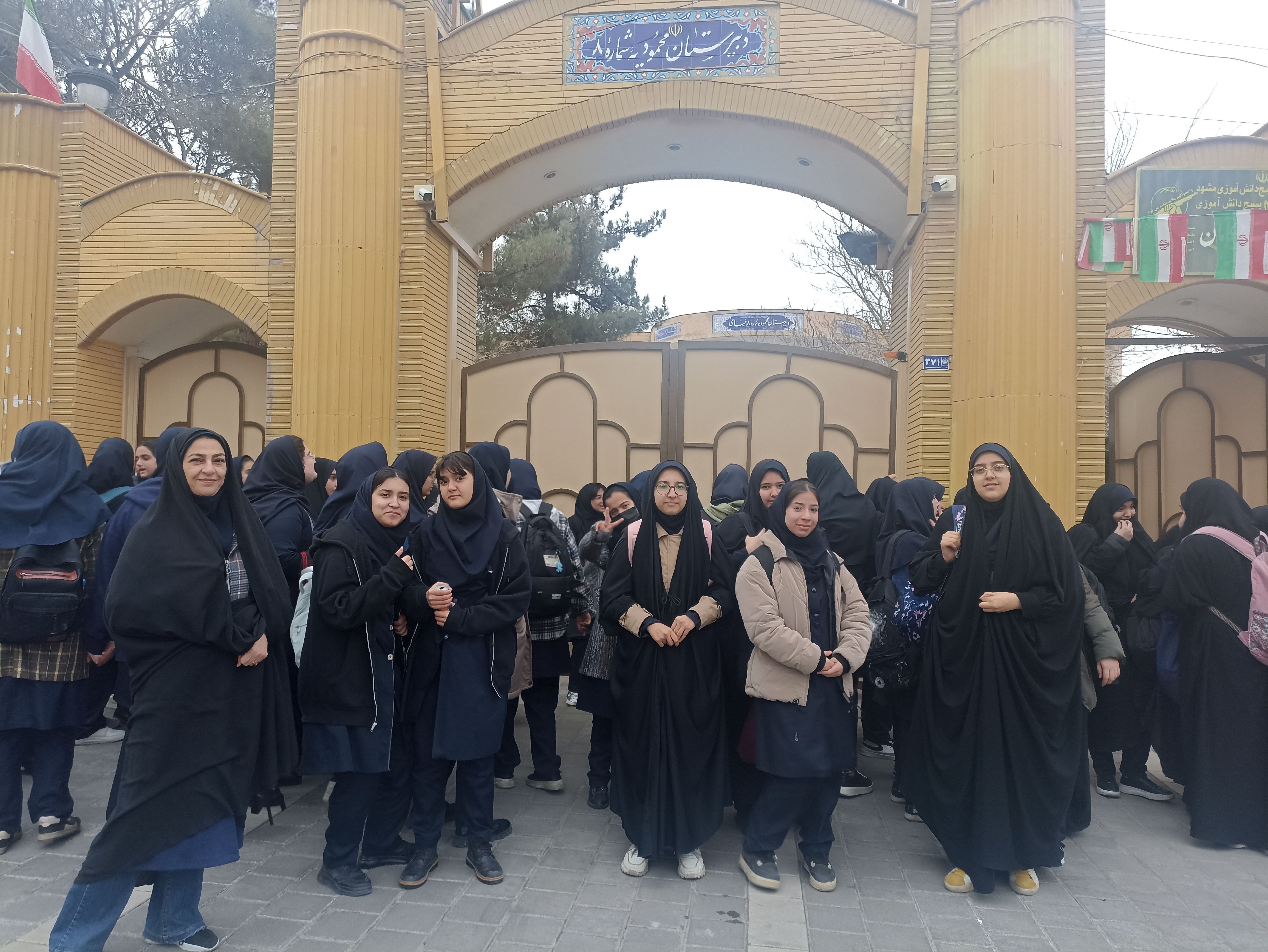 بازدید دانش‌آموزان دبیرستان شاهد شهید حمامی ناحیه۶ از رشته‌ها و فضای هنرستان