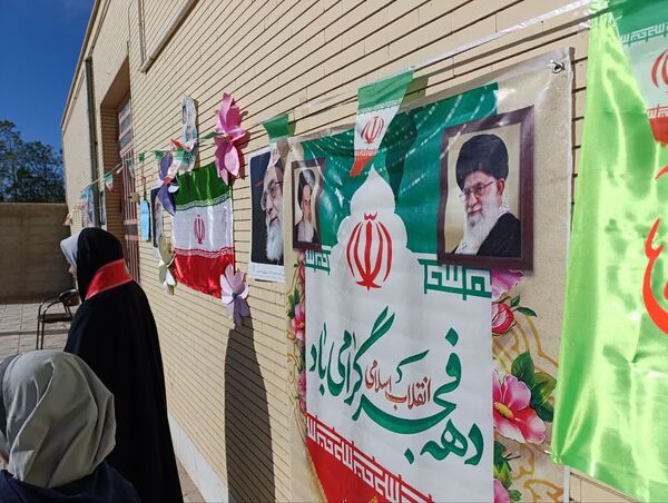 طنین زنگ انقلاب دردبستان خدیجه کبری ابرکوه  