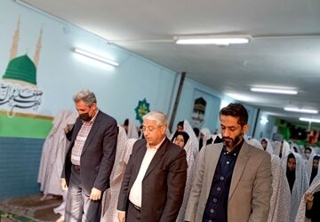 نماز جماعت در دبیرستان دخترانه فضه ناحیه دو 