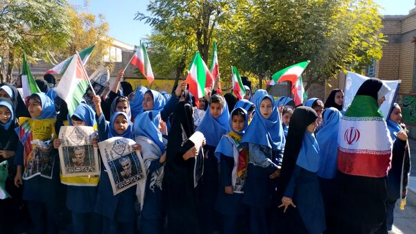 حضور پرشور دانش آموزان در راهپیمایی ۱۳ آبان ماه 