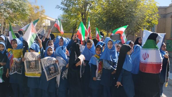 حضور پرشور دانش آموزان در راهپیمایی ۱۳ آبان ماه 