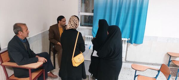 توزیع کارنامه‌های مستمر در دبیرستان مرحوم اسماعیلی