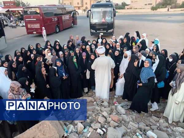 اهدای چادر از سوی مقام معظم رهبری به دانش‌آموزان دختر عمره‌گزار در سرزمین وحی