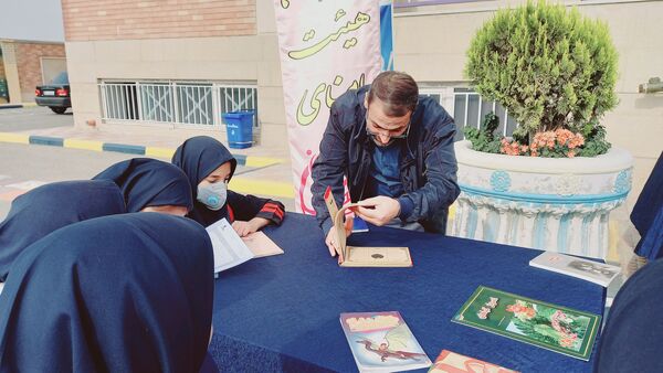 نشست ادبی دانش‌آموزان در کافه کتاب آموزشگاه هیات امنایی فرزانگان